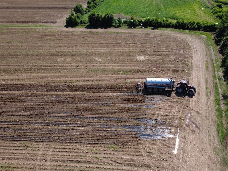 Vue aérienne d’un épandage de lisier sur une parcelle agricole